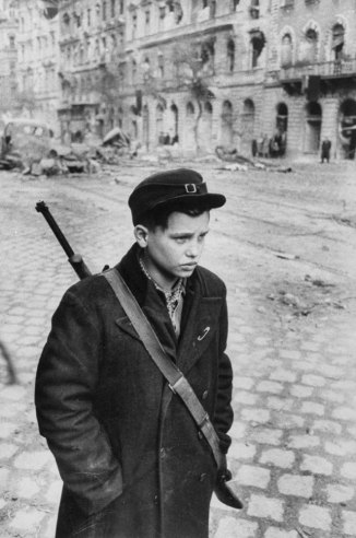 Σε μια αποστολή, Pal Pruck, 15, ήταν ένας από τους πολλούς γενναίους έφηβους που πολέμησε στην εξέγερση. Στέκεται σε μια κατεστραμμένο δρόμο της Βουδαπέστης.