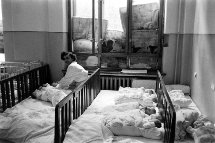 Σκηνή σε ένα οδοφραγμένο δωμάτιο νοσοκομείου κατά τη διάρκεια της ουγγρικής επανάστασης του 1956.