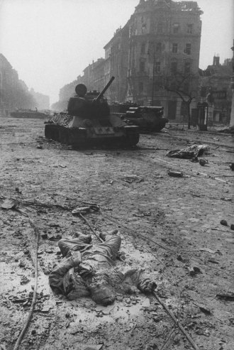 Θάνατος και καταστροφή στους δρόμους της Βουδαπέστης, 1956.