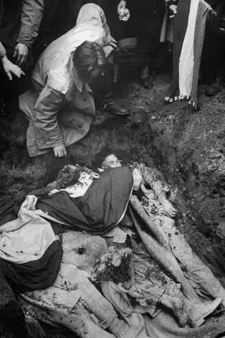 Θάβοντας τους νεκρούς, Ουγγαρία, 1956.