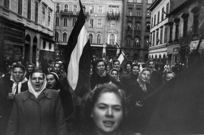 Διεξαγωγή σημαίες της παλιάς Ουγγαρίας και τραγουδώντας ένα πατριωτικό τραγούδι, Βουδαπέστη γυναίκες πορεία προς τιμήν των ανδρών που έπεσαν μαχόμενοι κομμουνιστές.