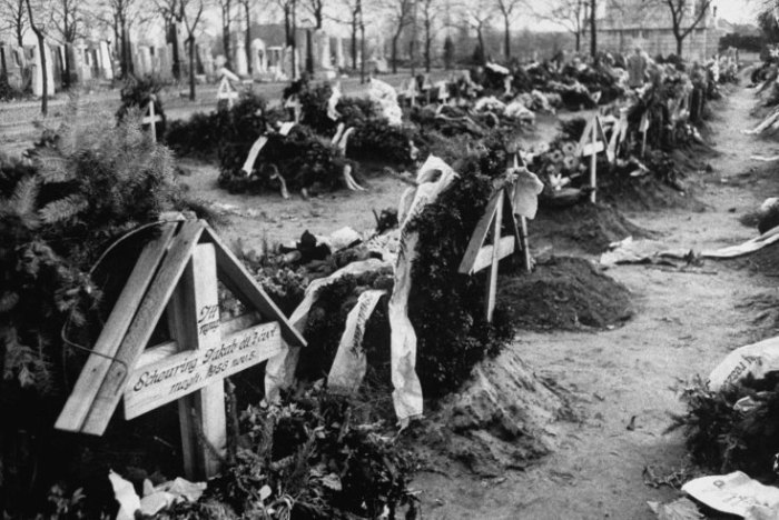 Τάφοι Ούγγρων μαχητών της ελευθερίας βρίσκονται στο ίδιο νεκροταφείο με τους Ρώσους νεκρούς αλλά είναι καλυμμένα με προσφορές από λουλούδια και στεφάνια.